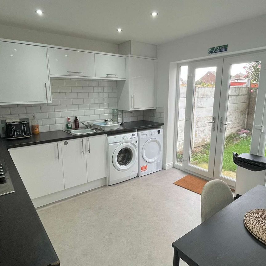 Hadden Close Room 2 - Photo 1