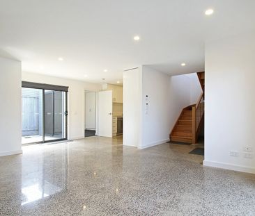 Elegant 3-Bedroom Home with Private Ensuites & Air Conditioning! - Photo 1