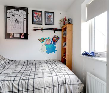 A 3 Bedroom House - Detached in Bishops Cleeve GL52 7ZX - Photo 6