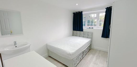 1 bedroom in a house share to rent - Photo 2