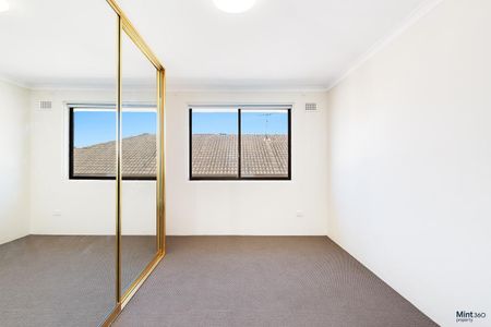 Top floor 3 Bedroom apartment within walking distance to Maroubra beach! - Photo 2