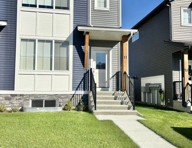 This Home Has It All! Double Garage, Fenced Yard, Parks, School — 3 Bedrooms Townhouse - Photo 1