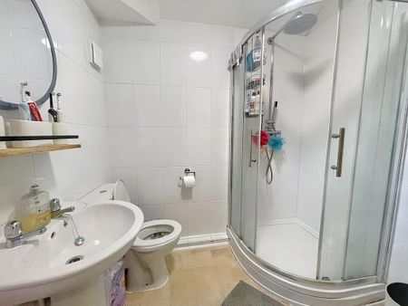 4 bedroom semi-detached house to rent - Photo 4