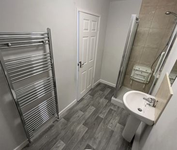 1 bed Flat - To Let - Photo 3