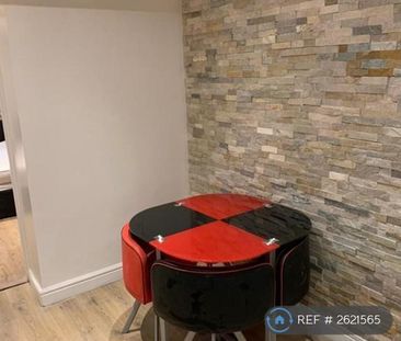 1 bedroom in a flat share to rent - Photo 1