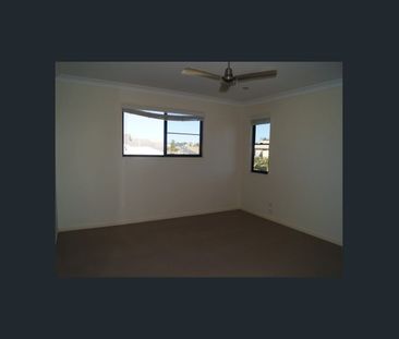 Townhouse at the end of town - Photo 5