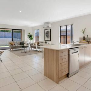Stunning Coomera Home for Rent - Enjoy Luxurious Living in this Beautifully Family House! - Photo 3
