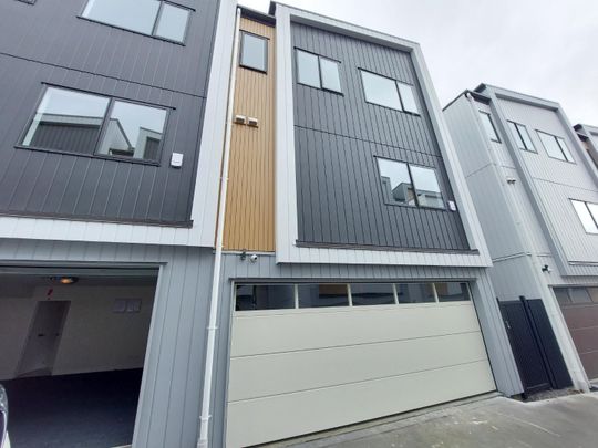 Exceptional 3-Level 4-Bedroom townhouse in Double Grammar Zone! - Photo 1