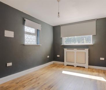 4 bedroom semi-detached house to rent - Photo 5