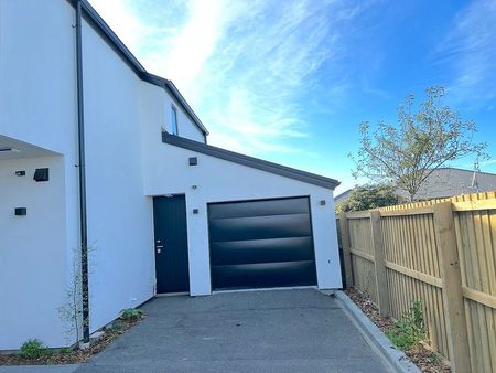 Newish townhouse with double glazing - Photo 3