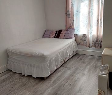 Room in a Shared House, Whiteway Street, M9 - Photo 6