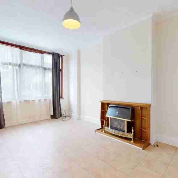 3 Bed Terraced House, Close To Davidson Road, CR0 - Photo 1