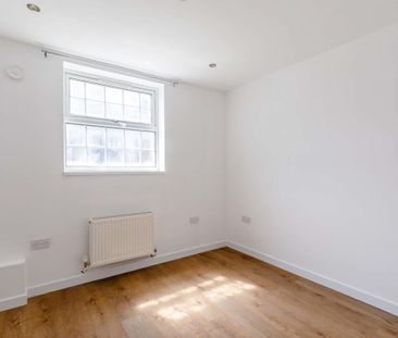 A spacious apartment available to rent in Woolwich, SE18. - Photo 5