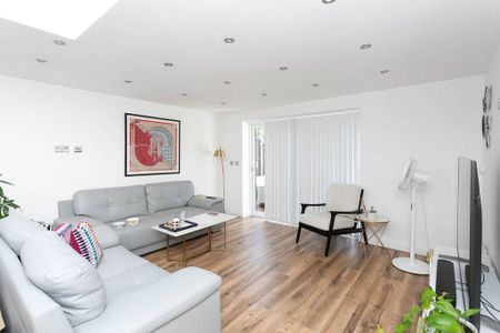 5 bedroom bungalow to rent - Photo 3