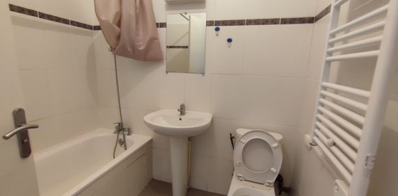 Appartement 1 pièces 33m2 MARSEILLE 1ER 595 euros - Photo 2