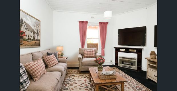 Charming 3-Bedroom Cottage Available for Rent in Central Tatura - Photo 1