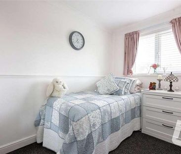 Charleston Avenue, Basildon, SS13 - Photo 1