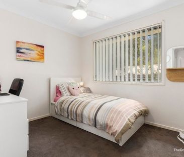 STYLISH EXECUTIVE LIVING AT GREAT LOCATION - Photo 6