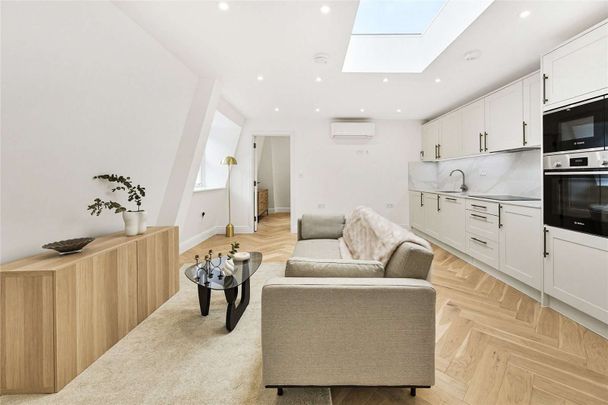 Remarkable new top floor 1 bedroom apartment, finished to an exacting standard throughout and beautifully furnished. - Photo 1