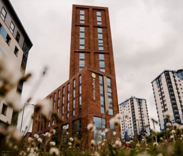 Three Bed Silver Apartment - Photo 5