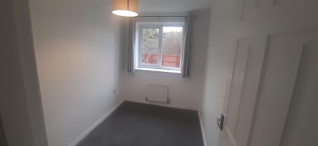 NEWLY REFURBISHED HOME – rare to market – immaculate 3 bed semi located in a quiet cul-de-sac to let in Bradford - Photo 4