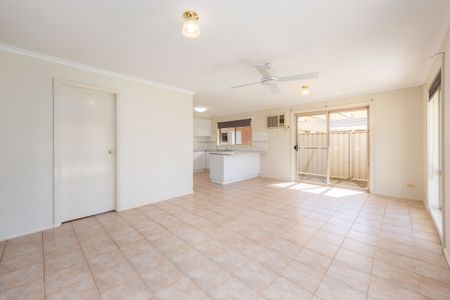CHARMING 2-BEDROOM TOWNHOUSE IN PRIME SHEPPARTON LOCATION - Photo 3