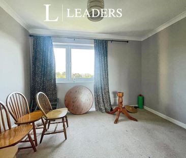3 bedroom flat to rent - Photo 2