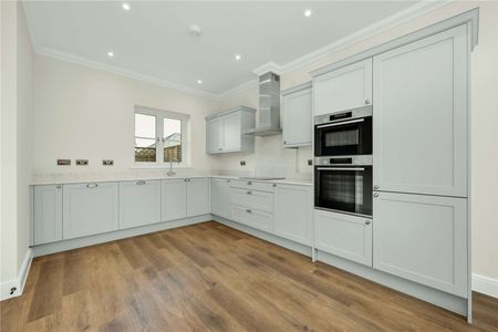 A traditional three bedroom mews-style home set around a stunning landscaped courtyard - Photo 5