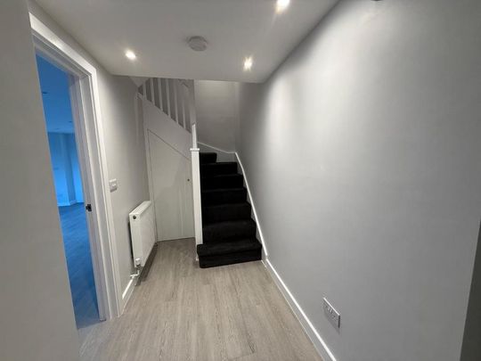 4 bedroom end of terrace house to rent - Photo 1