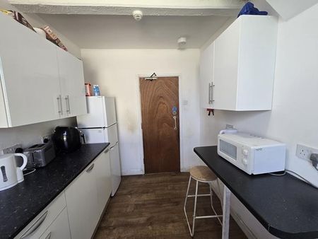 1 bedroom in a flat share to rent - Photo 4