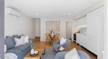 Stunning Townhouse - Photo 2