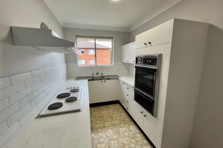 Spacious & Sunlit 2-bedroom unit with lockup garage - Photo 5