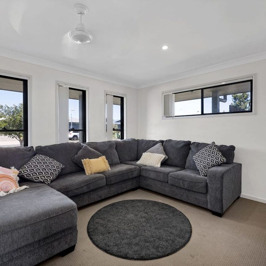 Spacious 4-Bedroom, 2-Living Gem with Solar - Photo 1