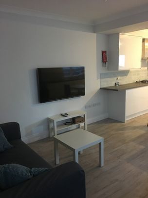 5 Bed Semi-Detached House, Broadlands Road, SO17 - Photo 1