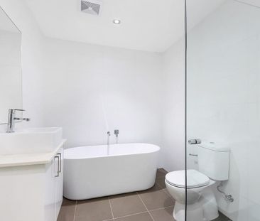 Stylish & Spacious Two Bedroom Apt on quiet side with court yard (Park ON Spearman St) - Photo 3