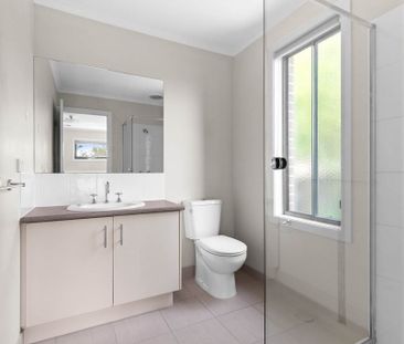 Immaculate Four-Bedroom Home in Prime Lyndhurst Location! - Photo 4