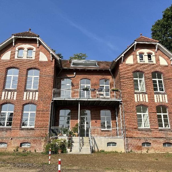 Außergewöhnliche Wohnung im Denkmalschutz mit Parkettboden - Foto 1