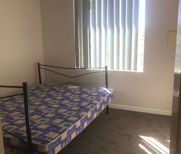 Low maintenance furnished unit - Photo 3