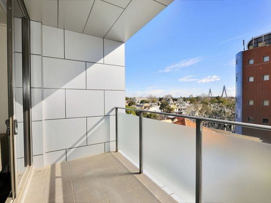 LARGE MAIN BEDROOM PLUS SMALL STUDY WITH PARKING IN PRIME LOCATION! - Photo 1