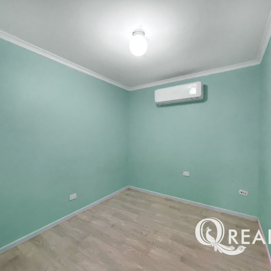 🏡HUGE Multi-Family Residence - 4 Bedrooms Upstairs, 3 Multi-purpose Rooms Downstairs + 3 Kitchens - Photo 1