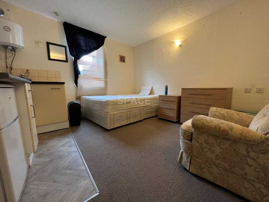 BEDSIT, Southampton Street, Reading, Berkshire, RG1 2RB - Bedsit 1 - Photo 1