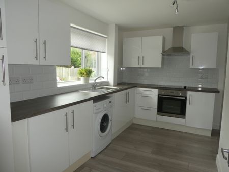 3 bedroom Mid Terraced House - Stanley Road, Stevenage - Photo 5