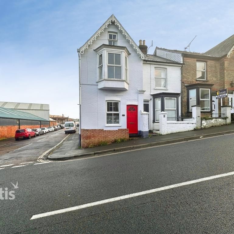 3 bedroom end of terrace house to rent - Photo 1