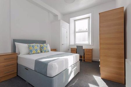 3 bedroom flat to rent - Photo 4