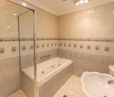 “Charming Five-Bedroom Family Home with Modern Comforts” - Photo 3