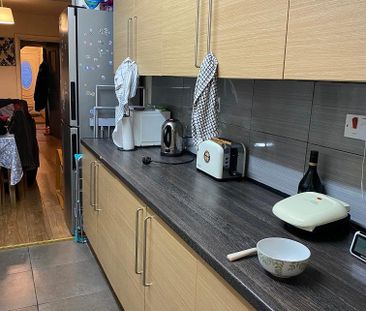 3 bedroom flat to rent - Photo 4