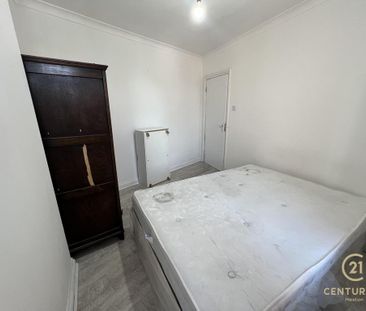 4 bedroom flat to rent - Photo 2
