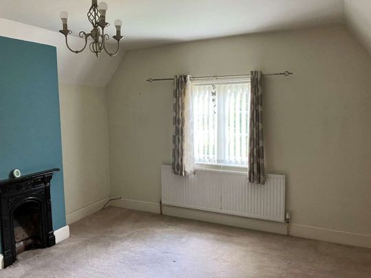 A well presented traditional semi-detached three-bedroom cottage located on a privately owned estate in rural Nottinghamshire - Photo 1