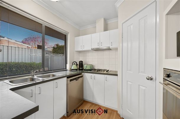 $950/w Fully Furnished charming home Redcliffe - Photo 1