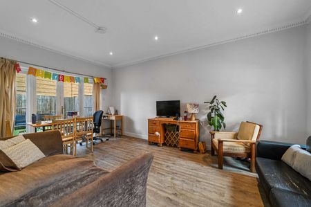 Charming four-bedroom terraced home in the heart of East London - Photo 2
